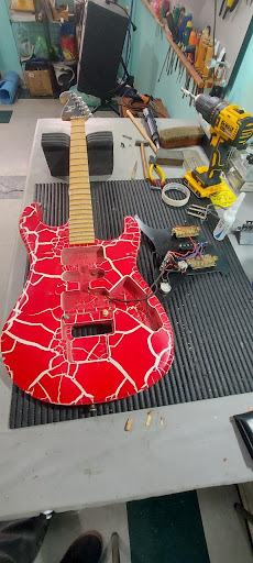 Detalhes da oficina especializada em instrumentos de corda