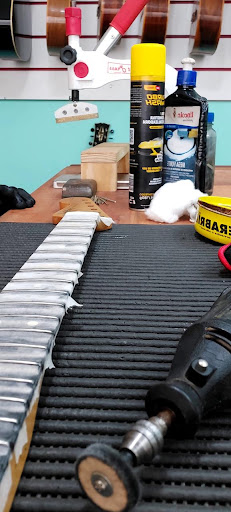 Bancada de trabalho e ferramentas de precisão do Luthier Junior Claro