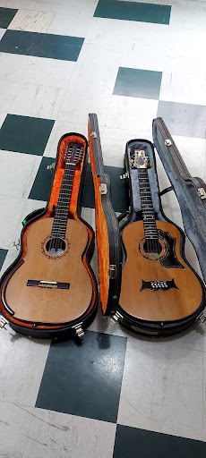 Instrumento musical em manutenção na bancada de luthier