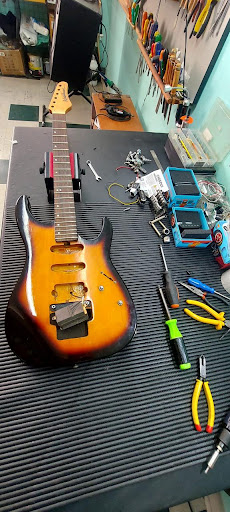 Processo detalhado de ajuste de tensor e braço de guitarra