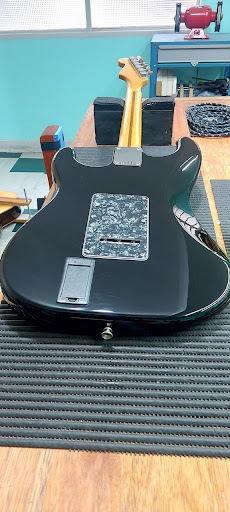 Ajuste de trastes e nivelamento de escala em guitarra elétrica